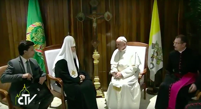 Papa-Francesco-e-Kirill-l-abbraccio-e-un-lungo-sguardo-fisso-negli-occhi_articleimage